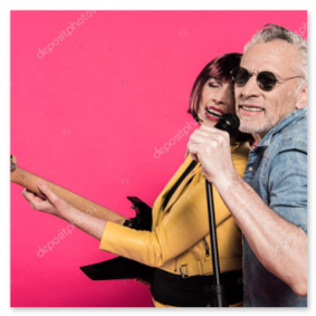 Singen mit Liedblättern und Gitarre