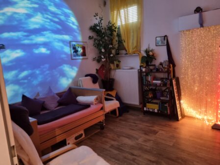 Seniorin entspannt im Snoezelen mit sanftem Licht