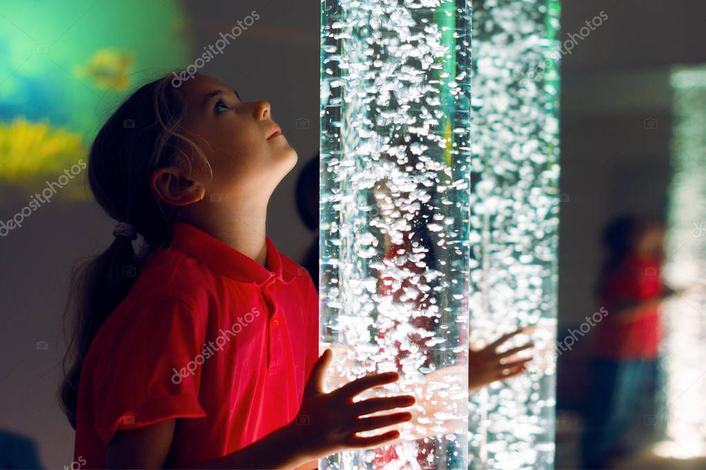 Ruhiger Snoezelen-Raum mit weichem Licht