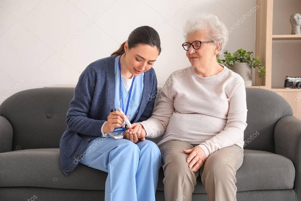 Senior erhält einfühlsame Unterstützung im Alltag