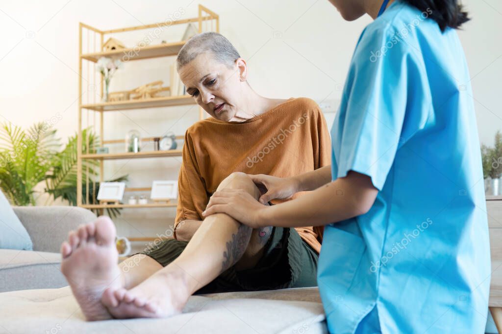 Mitarbeiterin begleitet eine Seniorin behutsam
